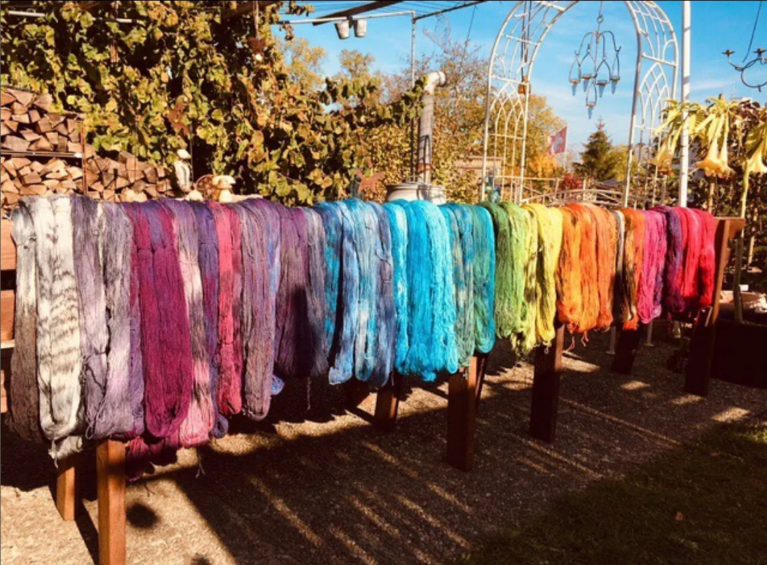Frisch gefärbte Stränge in allen Regenbogenfarben trocknen an der Sonne